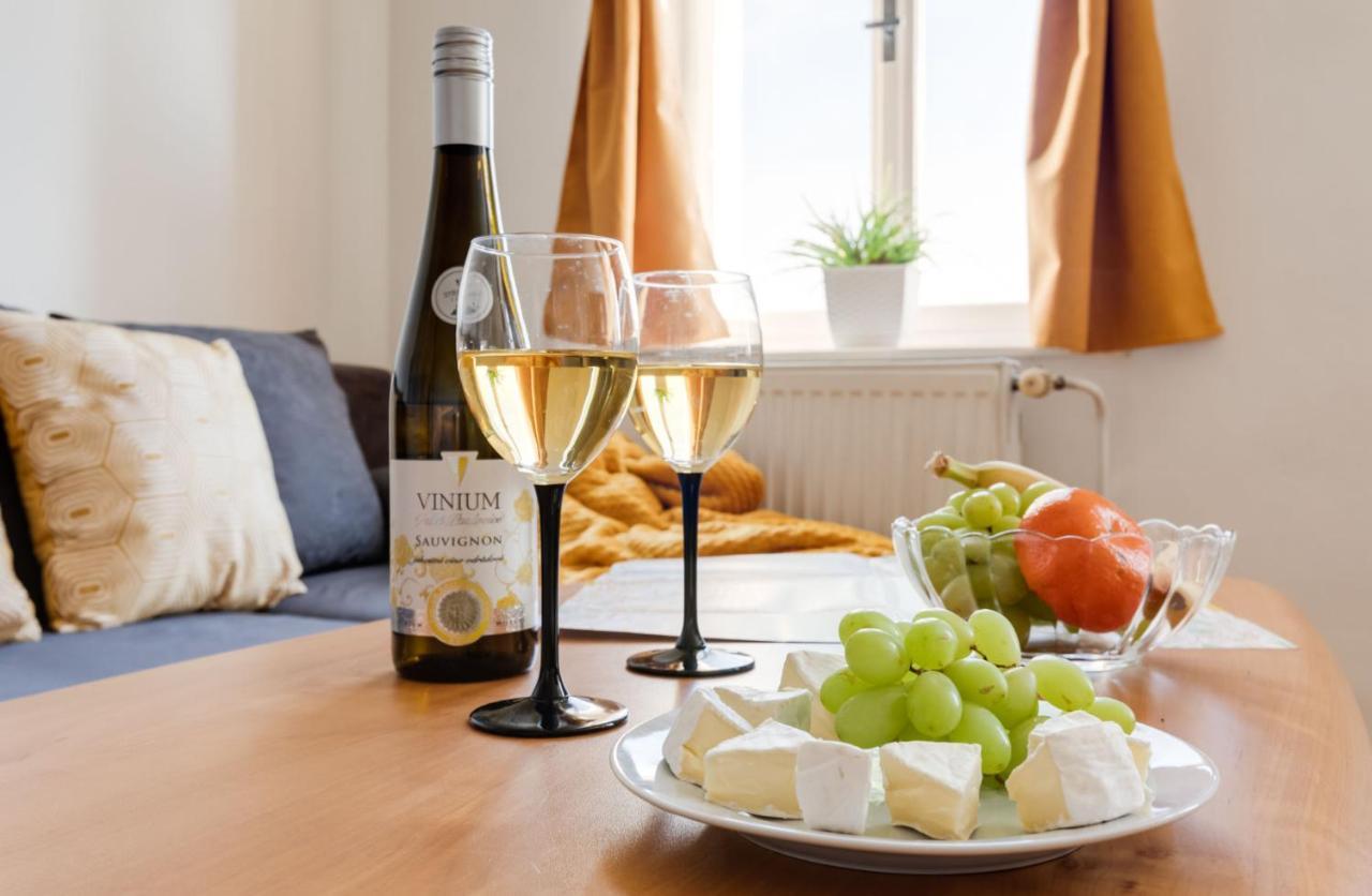 Sunshine Apartment Near The City Center Praga Exterior foto